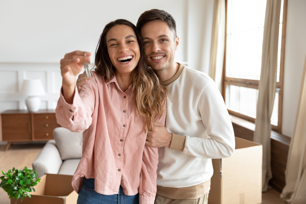 Happy_Couple_Holding_Keys_To_New_Home